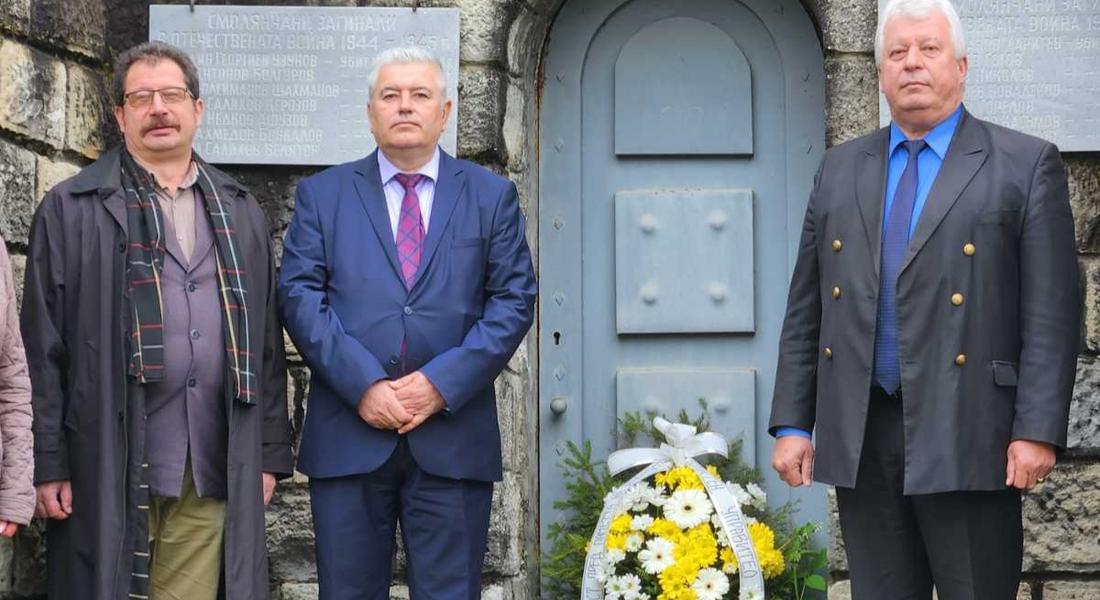 Областния управител Стефан Сабрутев и екипът на администрацията почетоха с поднасяне на венец паметта на загиналите по време на Втората световна война