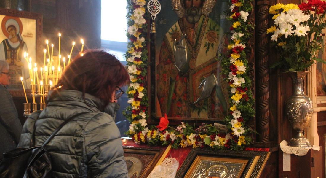 Празникът Летен Никулден беше отбелязан с Божествена св. Литургия в храм „Св. Николай Мирликийски”- кв. Устово