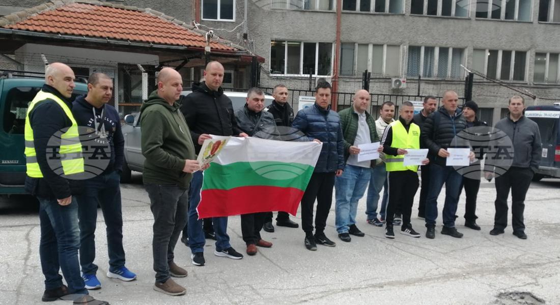 Надзиратели от Затворническото общежитие в Смолян се присъединиха към националния протест