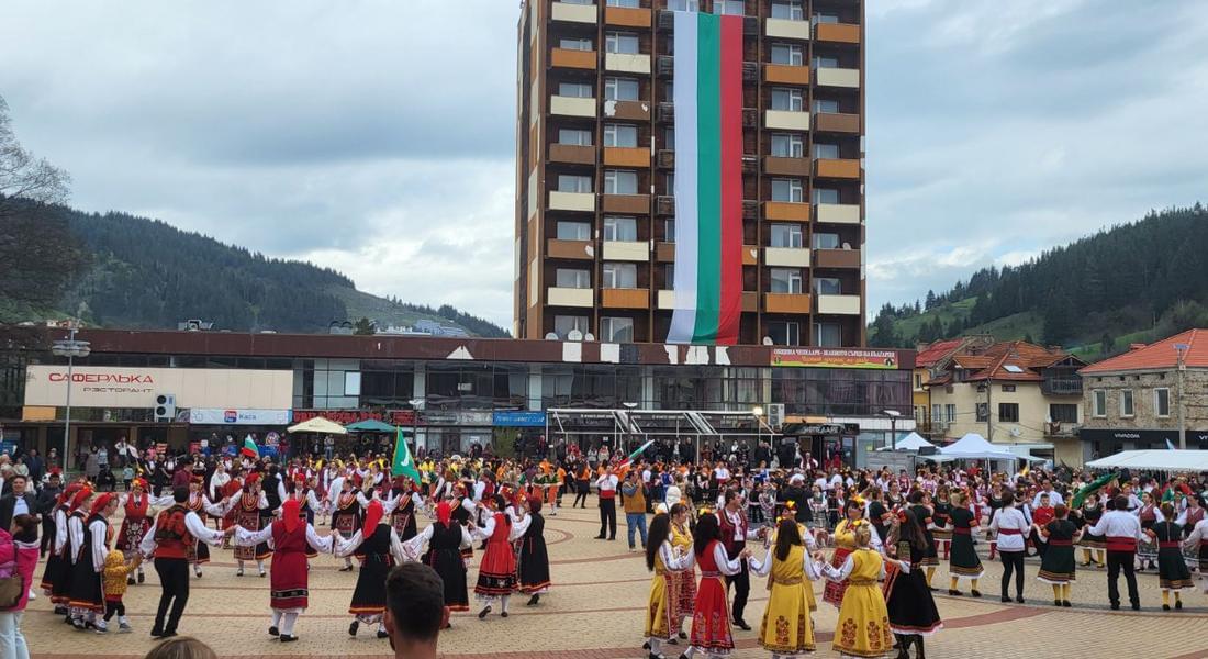 Вечерна фолклорна хоротека "Веселие в Чепеларе – празник на хората!" разтресе Родопите