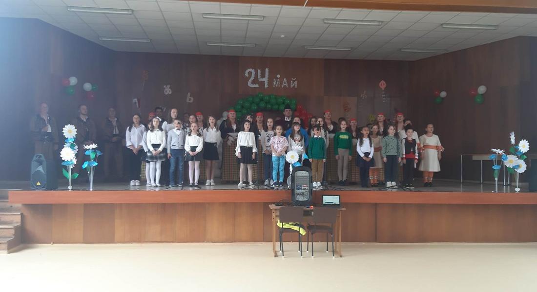 Ученици и учители от ОУ „Проф. д-р Асен Златаров“ пяха „Върви народе възродени…“ заедно с Ансамбъл „Родопа“ 