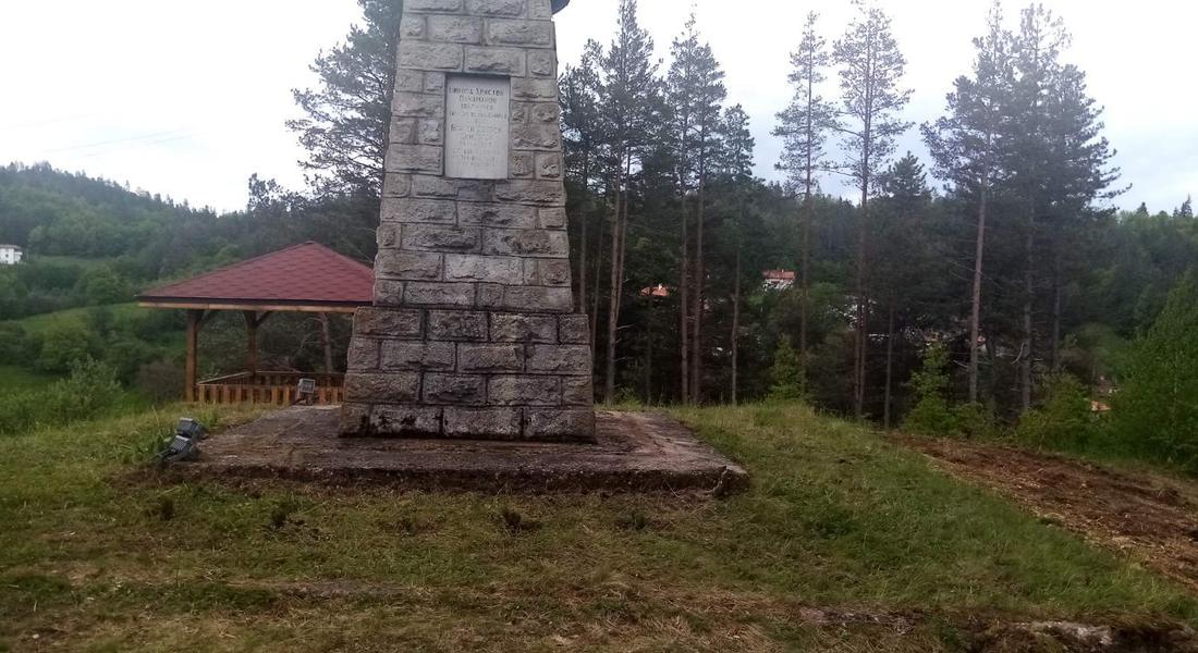 Областния управител на Област Смолян Стефан Сабрутев стартира инициатива за почистване на пространствата около военните паметници и паметни плочи в община Смолян 