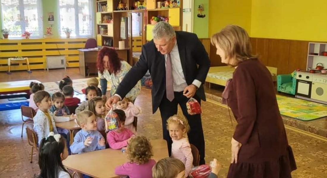 Областният управител Стефан Сабрутев зарадва децата от всички детски градини в Община Смолян с лакомства по повод Деня на детето 