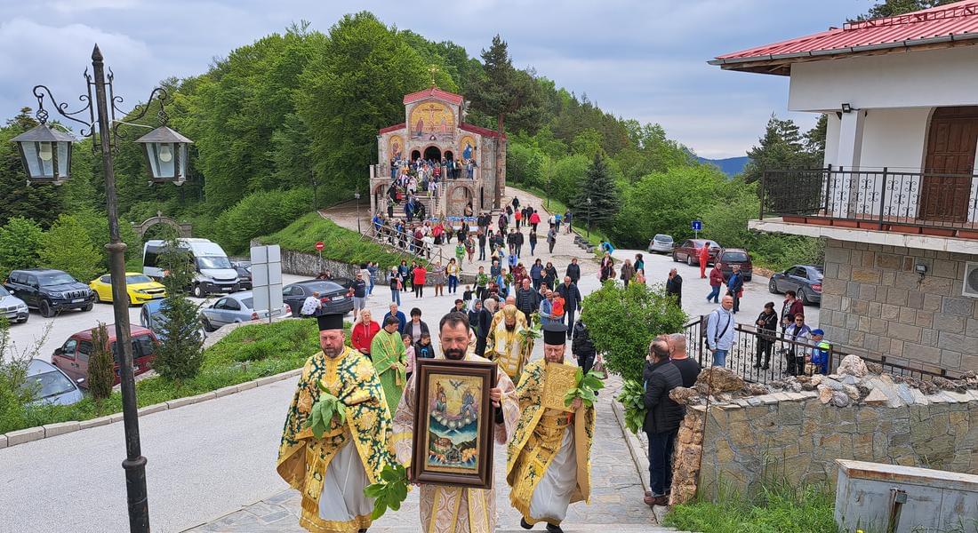 Епископ Висарион възглави празничната Литургия за Петдесетница в манастира „Св. Троица” – Кръстова гора