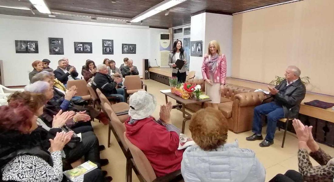   Поетесата с родопски корени Елена Алекова представи пред смолянска публика новата си книга „Късчета от рая”