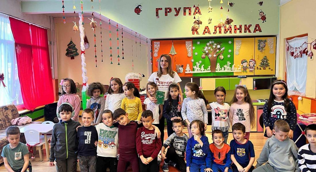  Синдиката на българските учители зарадва с книжки малчуганите от детските градини за Коледа