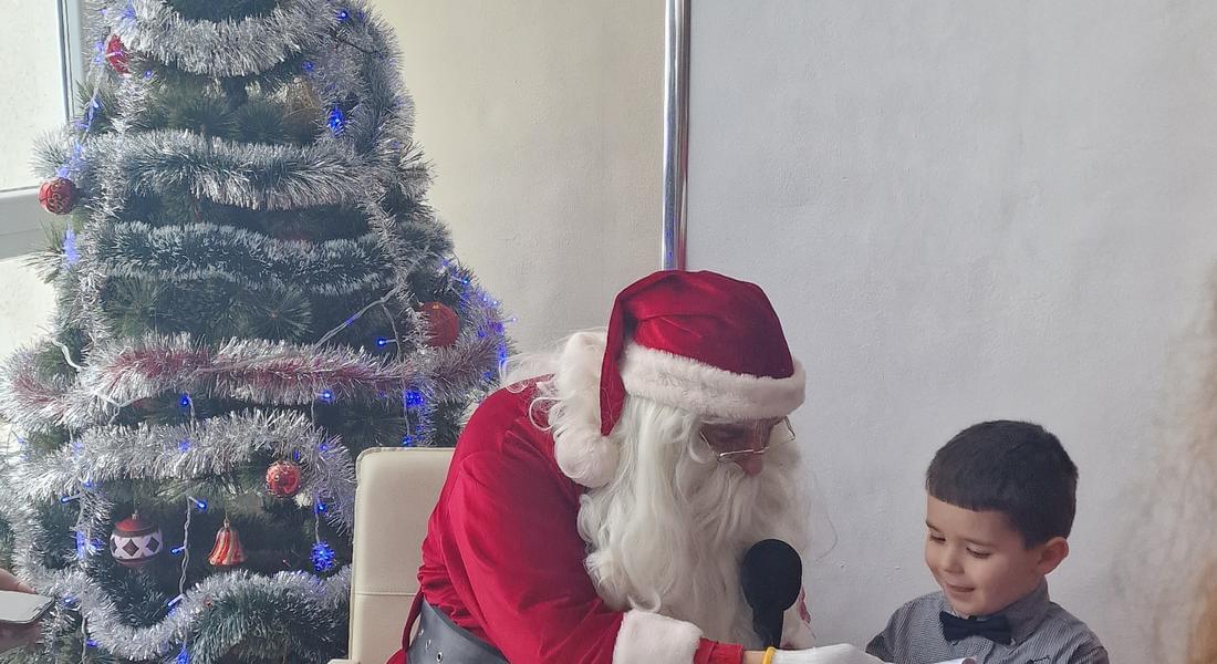 Дядо Коледа зарадва деца на служители от Областна дирекция на МВР - Смолян