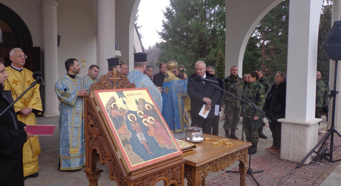 Архиерейска св. Литургия  и Велик Богоявленски водосвет  отслужи  епископ Висарион и освети бойното знаме на 101-ви алпийски полк