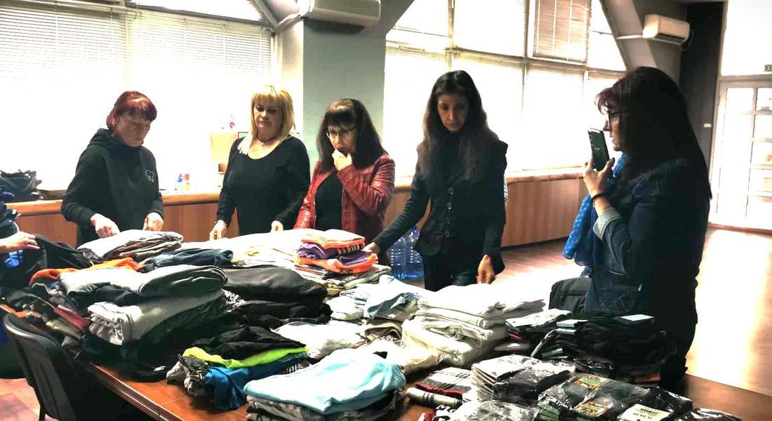 Дамите от ГЕРБ дариха дрехи на Дома в село Петково