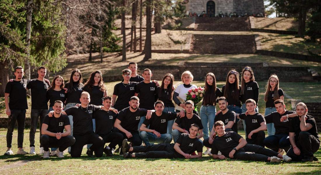 Дванадесетокласници от ППМГ изненадаха класната си с покана за бал на Родопската шипка 