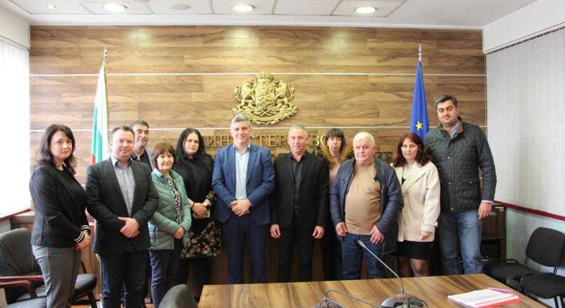 Министър Цеков подписа 723 споразумения със 191 общини за финансиране на общински проекти