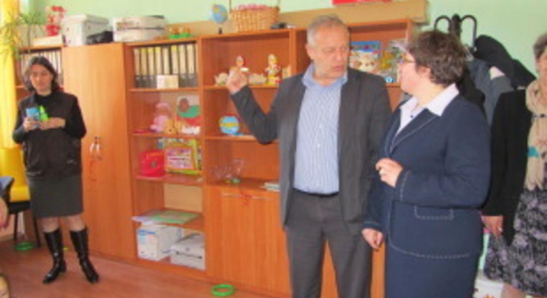 Министърът на образованието връчи на директора на Ресурсен център – Смолян Мария Семерджиева наградата „Св. Иван Рилски”