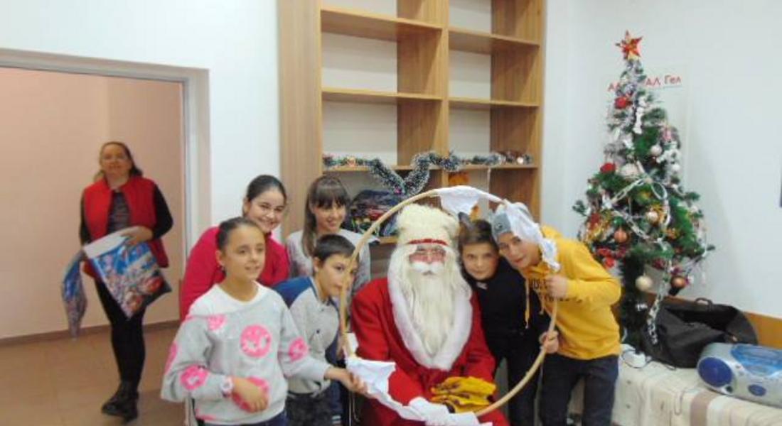Дядо Коледа зарадва с подаръци малчуганите в Детско отделение на МБАЛ – Смолян