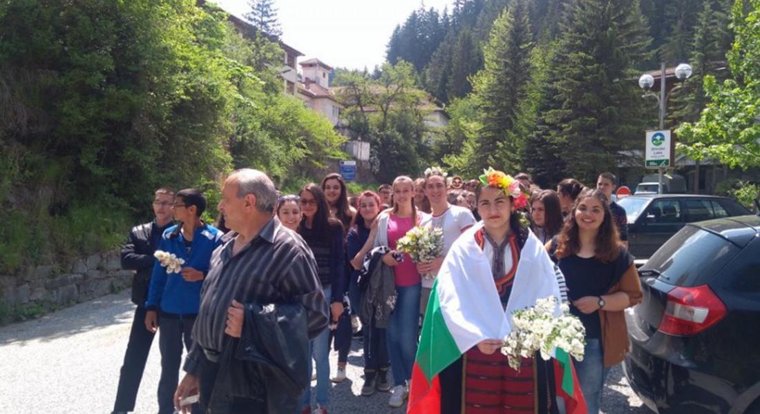 Учители и ученици от НУФИ "Широка лъка" почетоха Ботев и загиналите за свободата