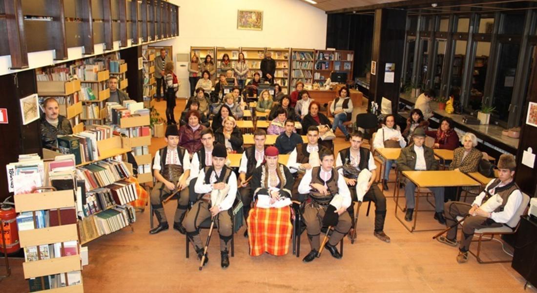 Гайдари свириха в библиотеката за Апостол Кисьов 