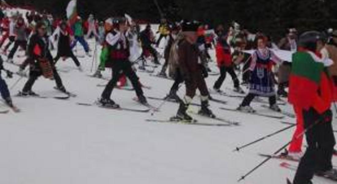 Скиори и сноубордисти се спускат с народни носии и знамена в чест на 3 март в Пампорово