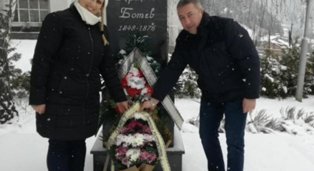 Кметът на Девин поднесе цветя пред паметника на Христо Ботев в двора на гимназията