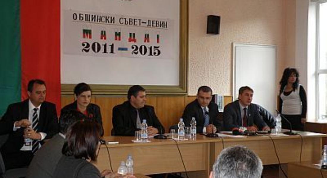 Вицепремиерът Симеон Дянков и депутатът от ГЕРБ Даниела Дариткова представиха предложения за болницата в Девин