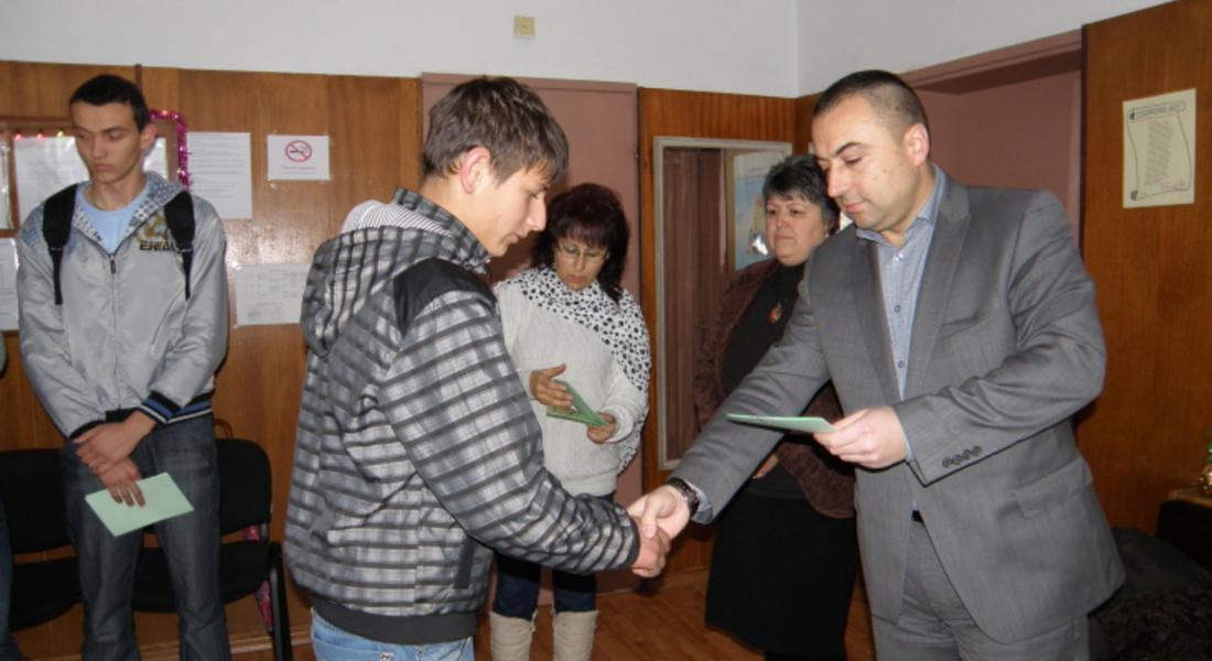  Съветниците от ГЕРБ подариха карти за транспорт на младежи от ПГТТ „Христо Ботев“ – Смолян