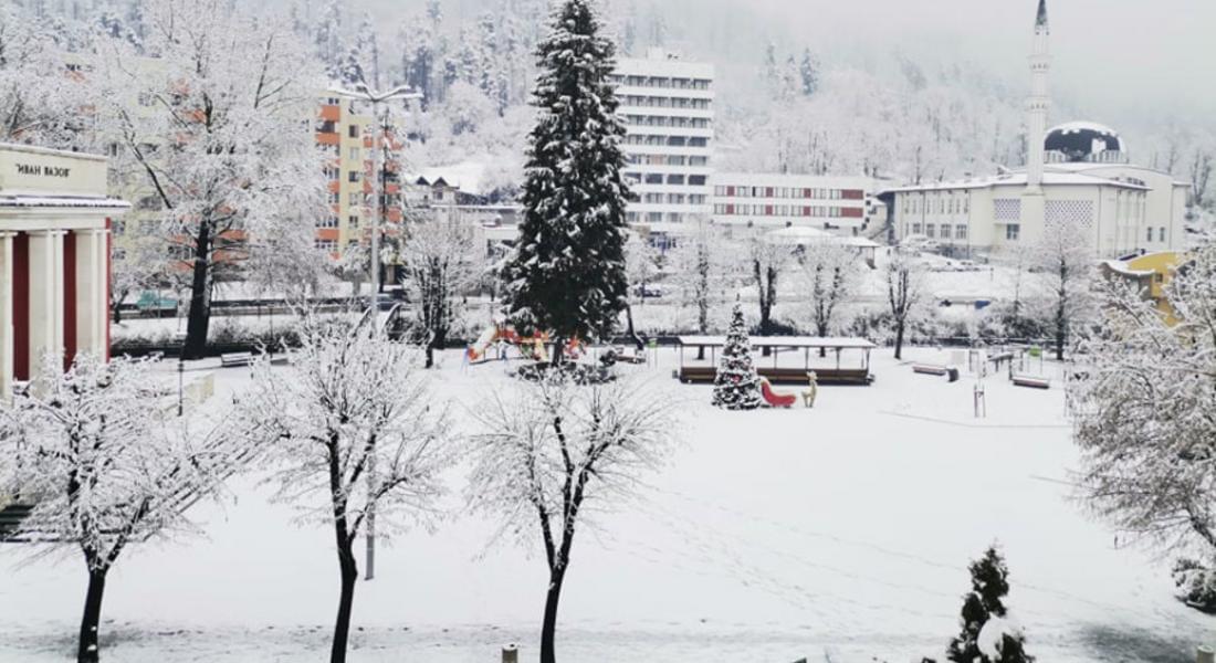 Паркирани автомобили пречат на снегопочистването в Мадан