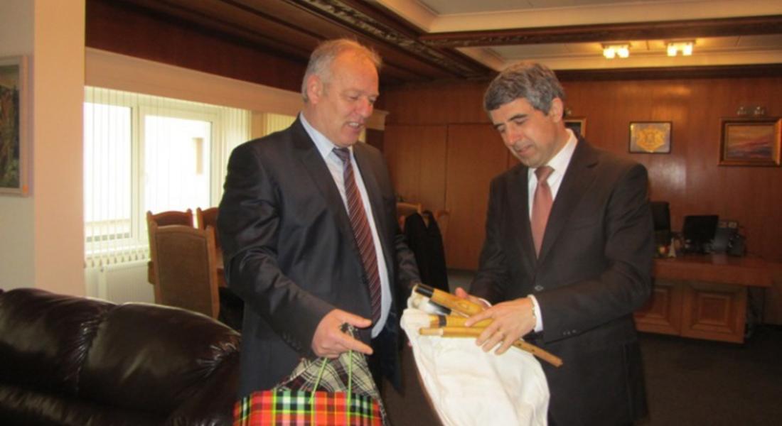  Държавният глава проведе и среща с кмета Николай Мелемов, градоначалникът му подари каба гайда