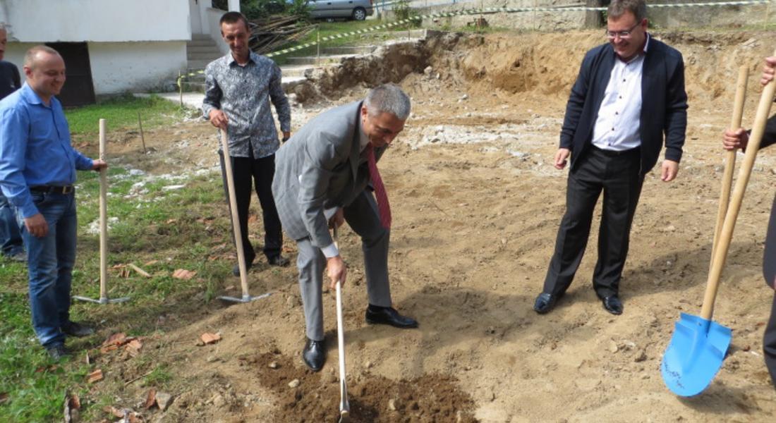  Кандидат-депутатите на ДПС - Смолян направиха първа копка на детска градина