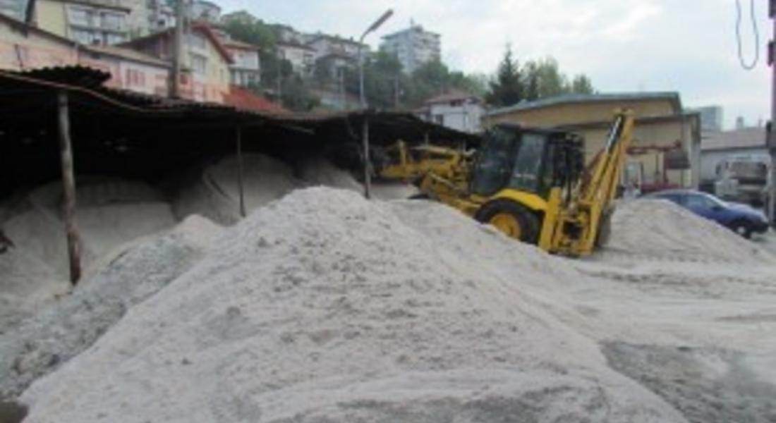  Над 300 тона сол и 2000 кубика пясък са хвърлени за поддръжка на общинските пътища в Смолян през декември