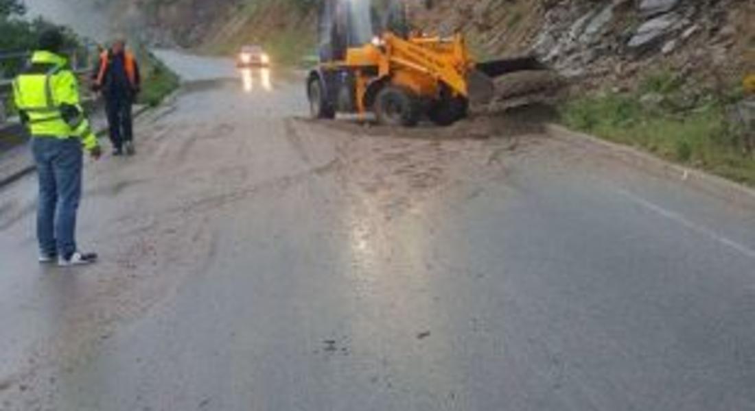 Повишена е опасността от падащи камъни по пътищата в Смолян след продължителния дъжд