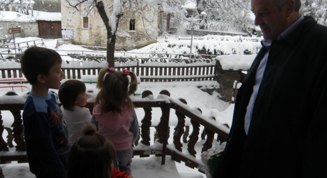 Евродепутат и кмет от ГЕРБ направиха дарение в детска градина
