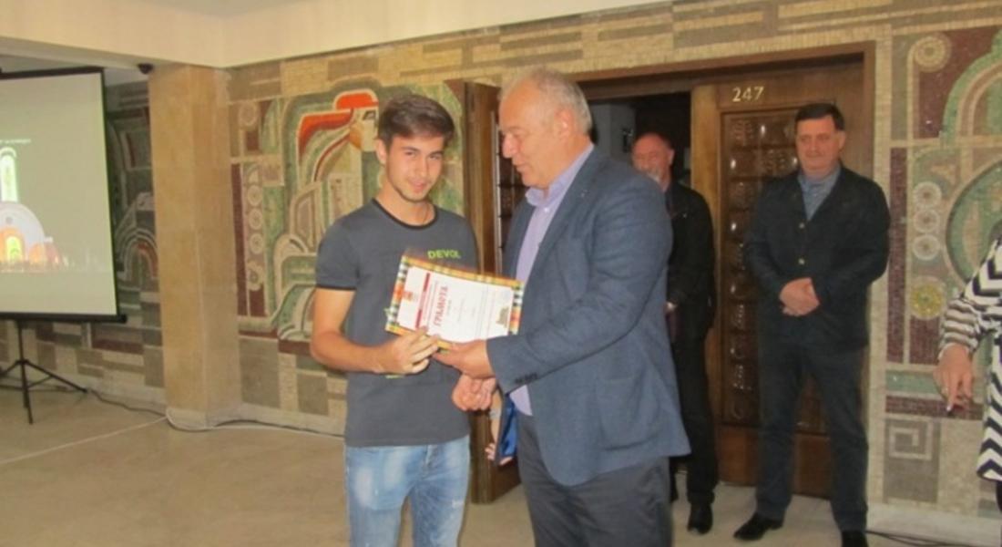 	 Кметът Мелемов връчи наградите и грамотите на участвалите в инициативата „Да покажем красотите на община Смолян в календар”