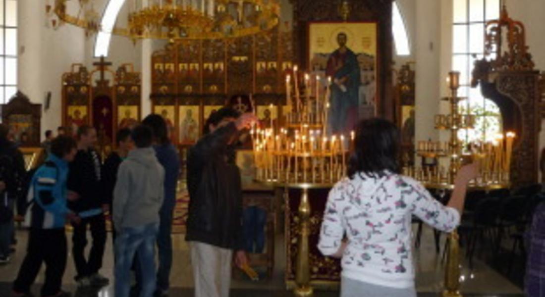 Дават курбан в манастир "Св.Пантелеймон"  