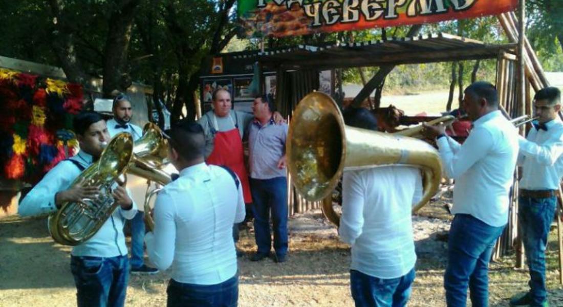 Родопски специалитети опитаха гостите и участниците във втория фестивал на скарата и балканската музика „Скариада"