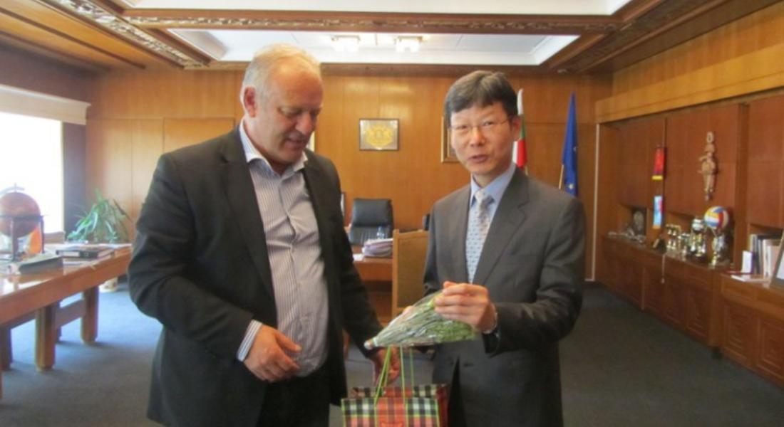 Корейският посланик, който  ще бъде гост на Роженския събор, се срещна с кмета Мелемов