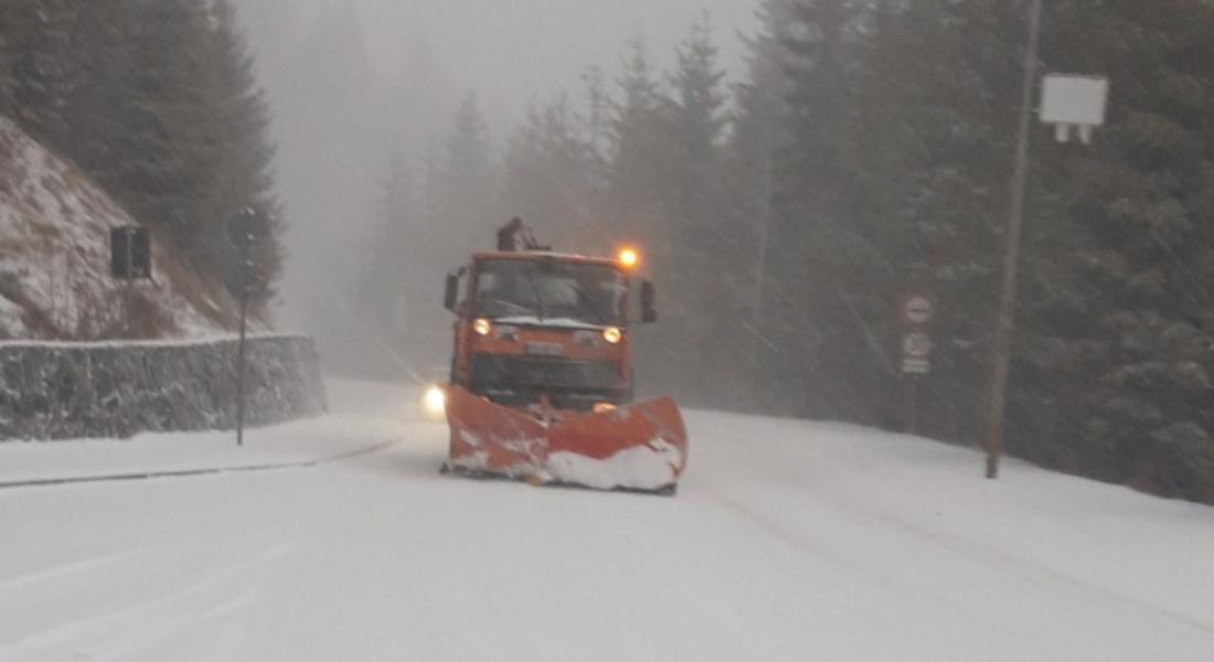 960 снегорини обработват пътните настилки. Шофирайте внимателно!