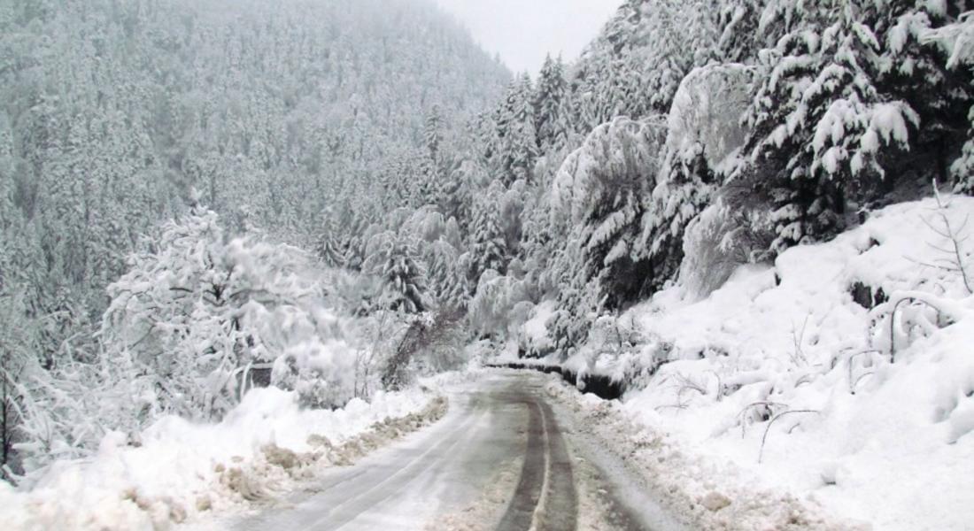 Проходими при зимни условия са пътищата в Смолянско, около 20 селища са без ток