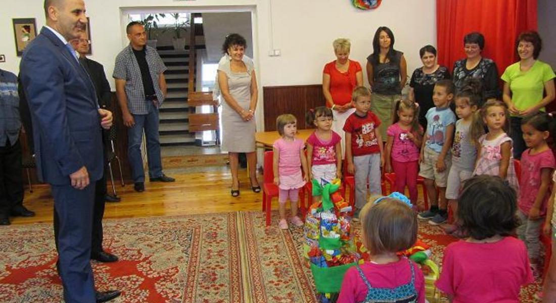 Малчуганите от ОДЗ "Синчец" получиха подаръци от вътрешния министър