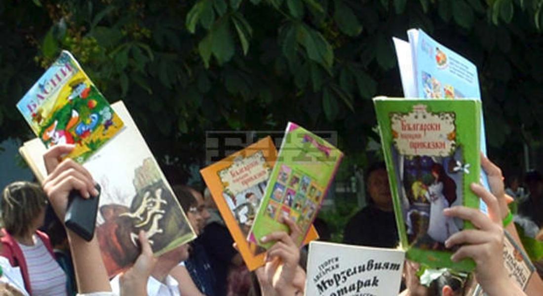 Селфита с книга са популярни в родопско село