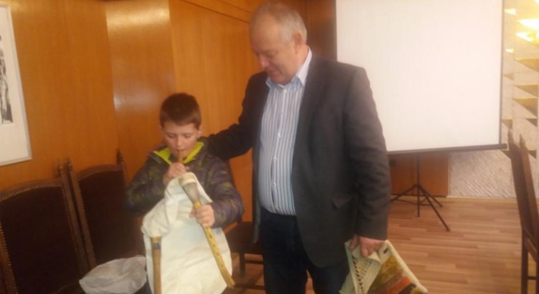 Кметът Мелемов подари  гайда на поредния млад талант от Смолян, Максим Кисьов 