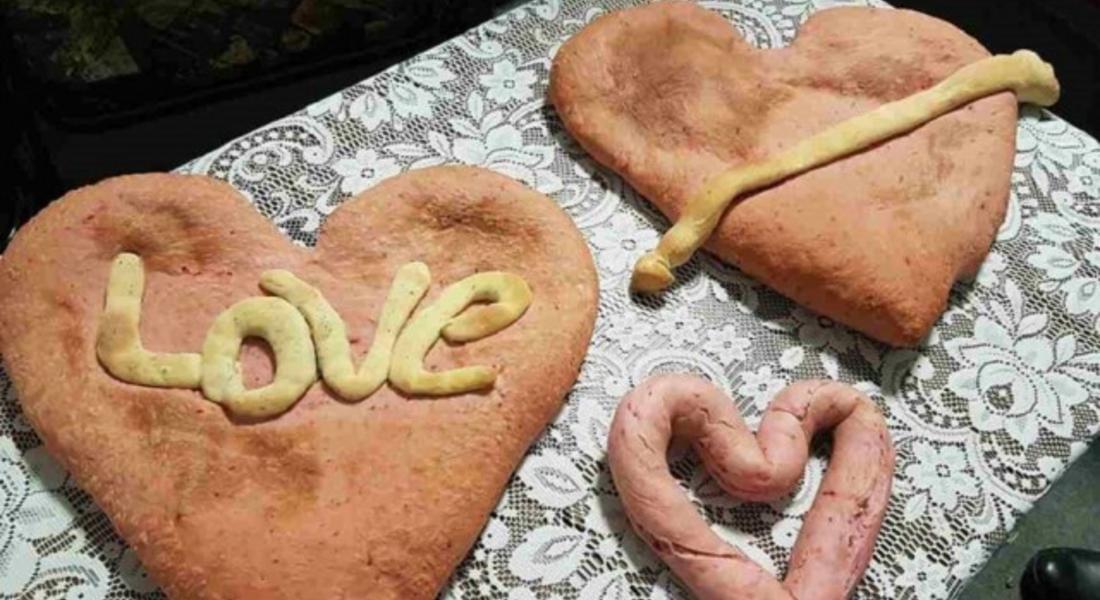 Кмет раздаде над 150 хляба във формата на сърца в аванс за деня на влюбените