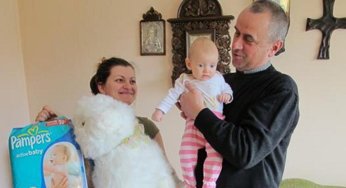 	 Кметът на Широка лъка Васил Седянков дари първото бебе за тази година в селото