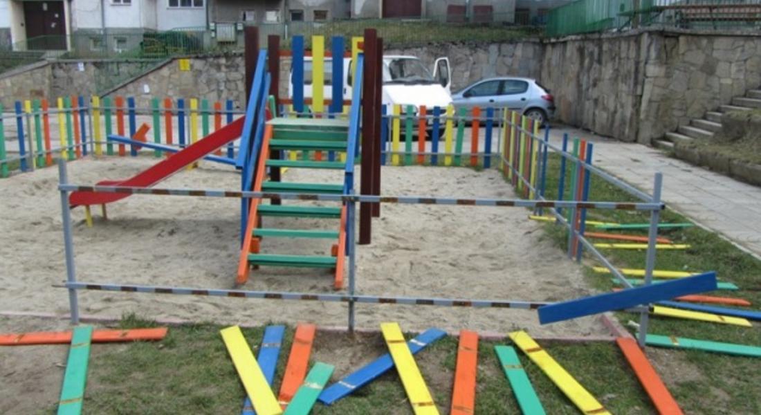 Полицията залови извършителя,  който изпочупи детска площадка в Устово 