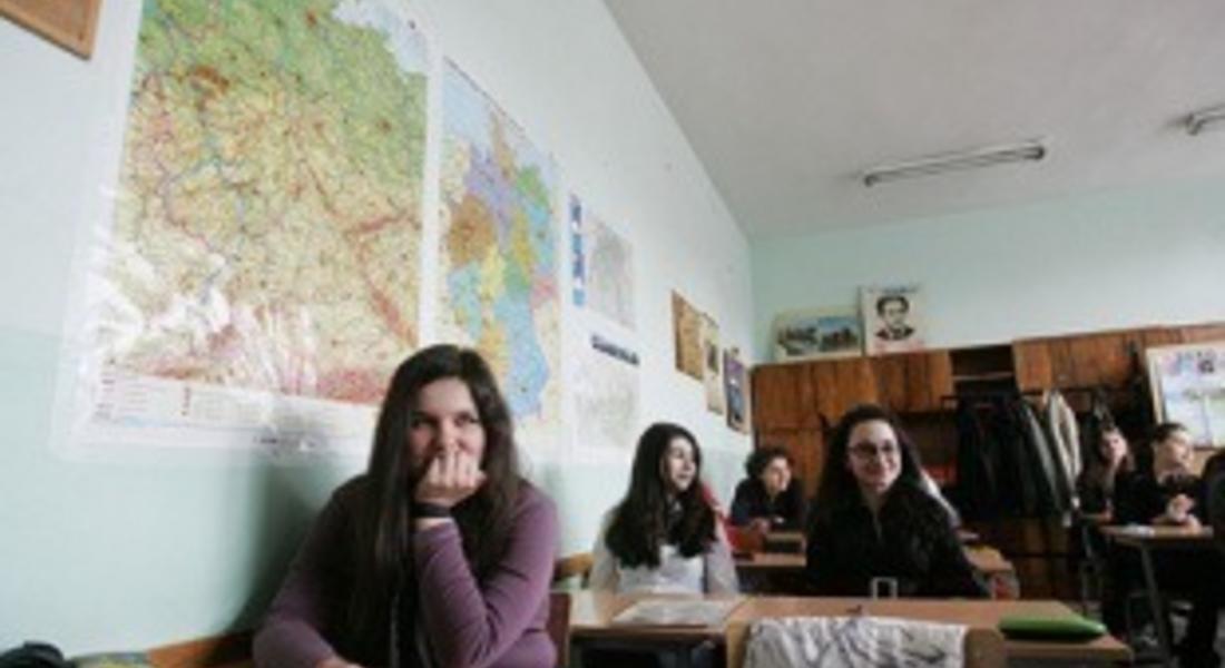 Над 5 000 младежи полагат днес държавен зрелостен изпит по български език и литература