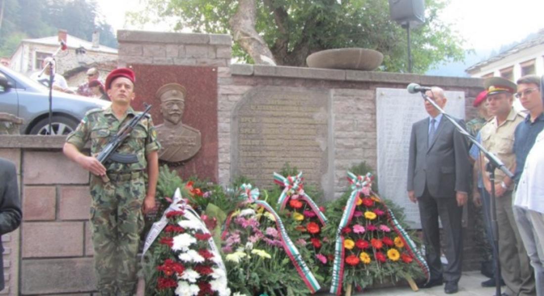 Тържествено и с военни почести в Широка лъка бе открит барелеф на генерал Калин Найденов