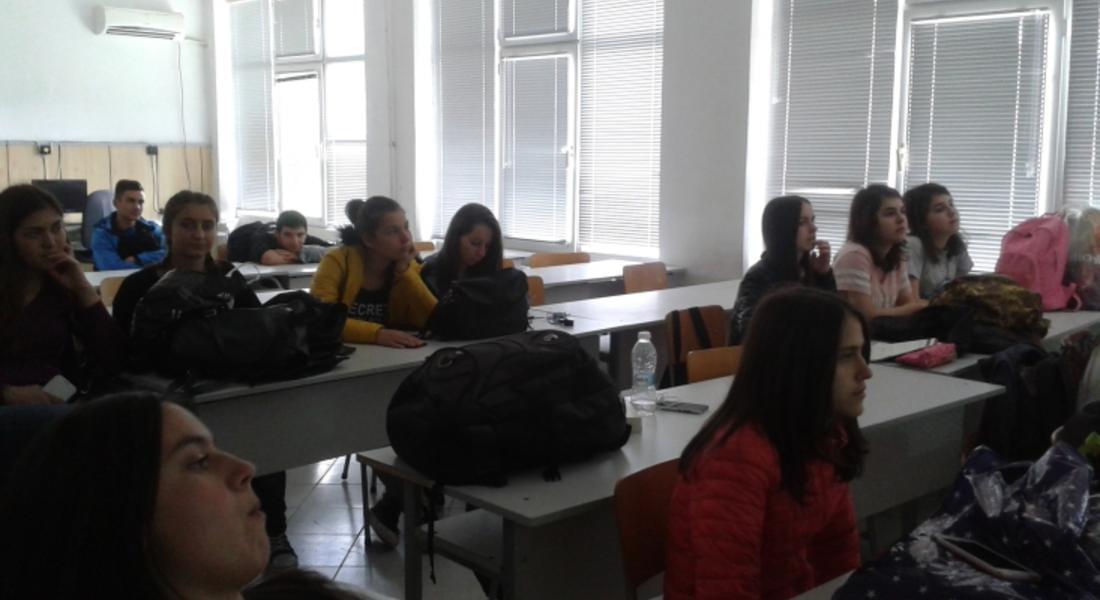 Данъчни лектори се срещнаха с ученици от ГПЧЕ „Иван Вазов“, за да разяснят данъците и осигуровките