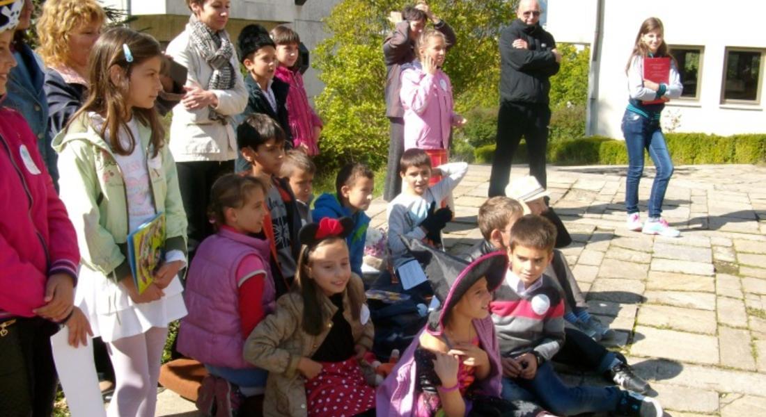 Инициативата „Чети с мен” събра деца на празнично четене в смолянската библиотека