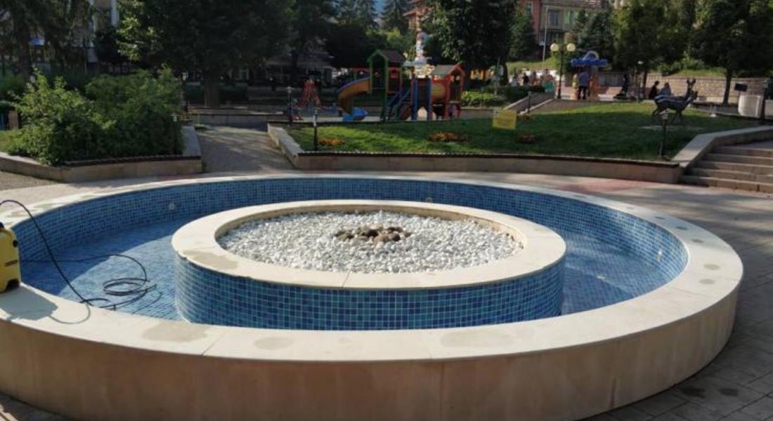 Общински съветници запретнаха ръкави и ремонтират фонтаните в Смолян
