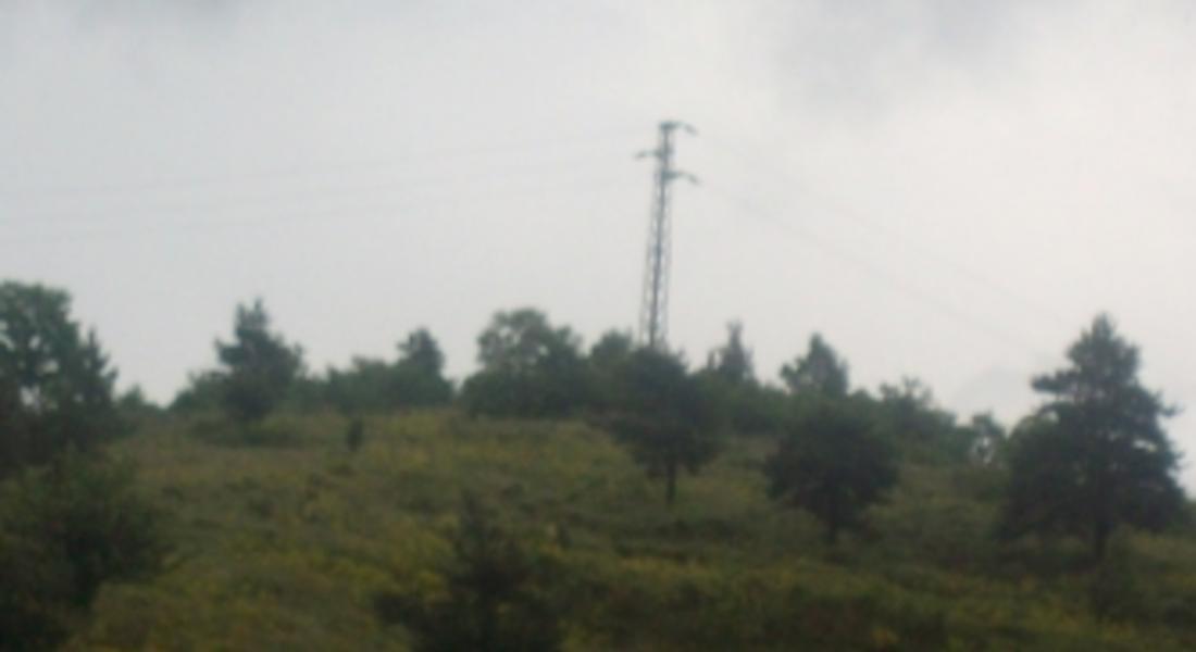 Спешно изместват стълб на главния електропровод на Смолян заради свлачище