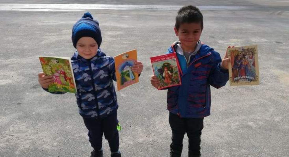 Децата на Момчиловци получиха подаръци - книжки от НЧ „Светлина“