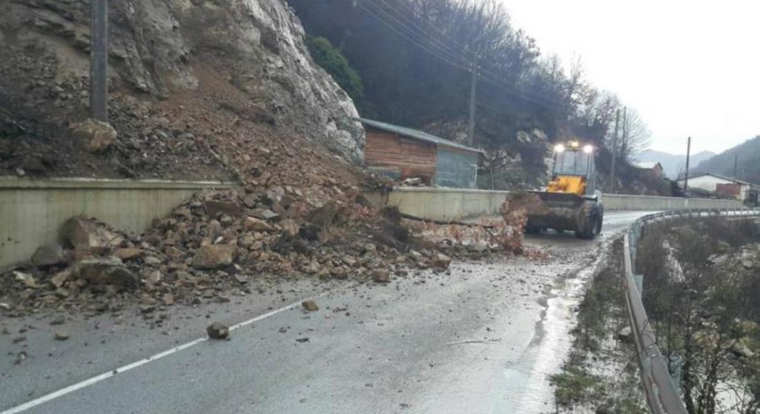  Пореден ден на блокирани пътища от свлачища в Родопите 