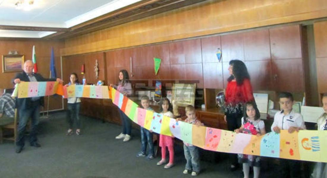 Деца подариха 20-метрова картичка на кмета на Смолян